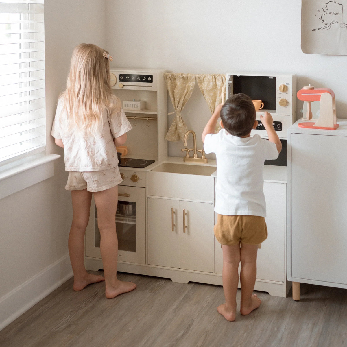 http://pillobebe.com/cdn/shop/files/tiny-land-r-trendy-home-style-play-kitchen-tiny-land-3_85a2ab8b-489f-4488-b6f1-30d48c14ce2a_1200x1200.webp?v=1701448854